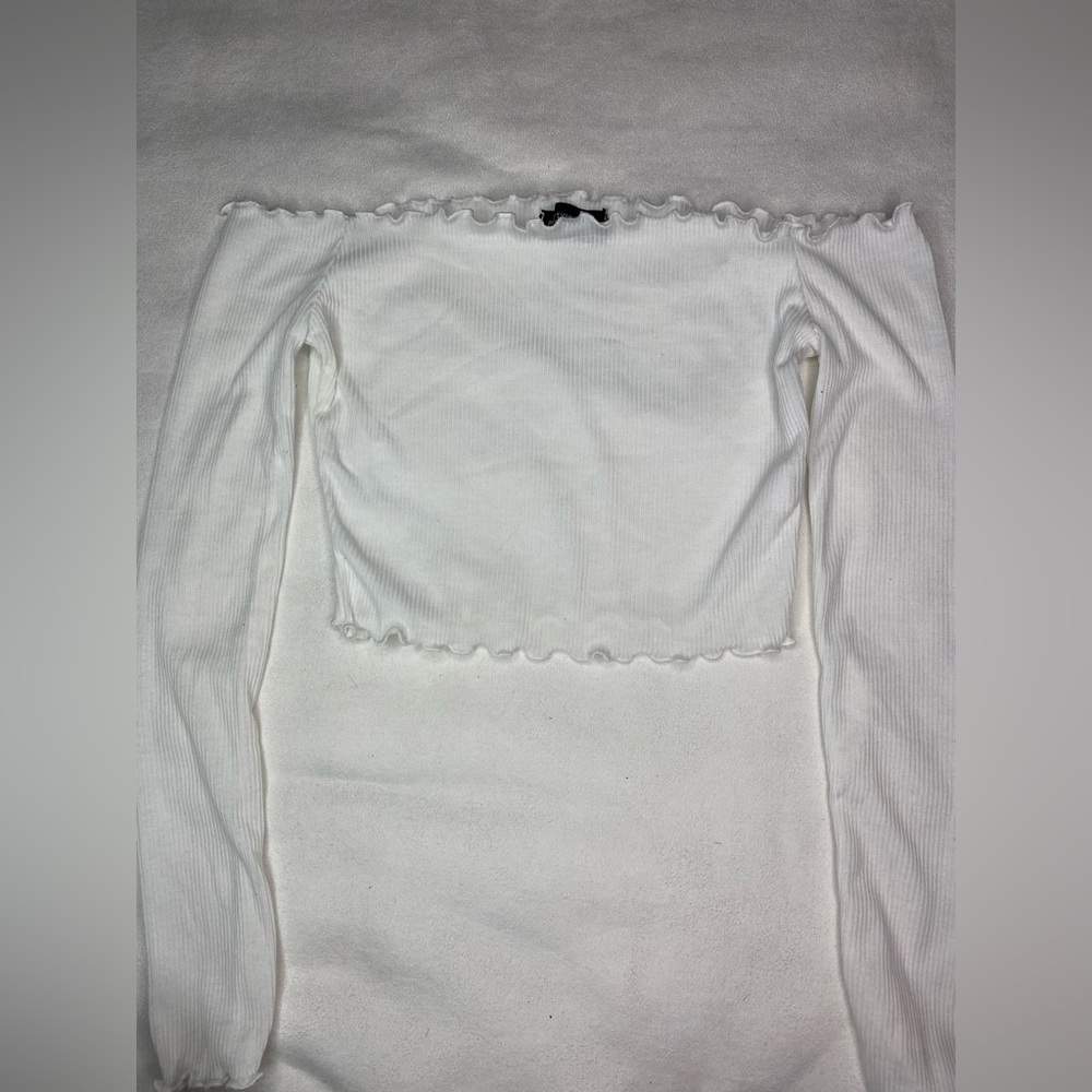 PrettyLittleThing White Off Shoulder Lettuce Long Sleeve Crop Top Ribbed Sleeves - Picture 3 of 4